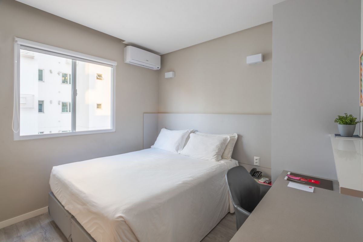 Hospedagem Inteligente: Por que o Quarto Duplo Slim é o melhor custo-benefício para a sua viagem a Balneário Camboriú