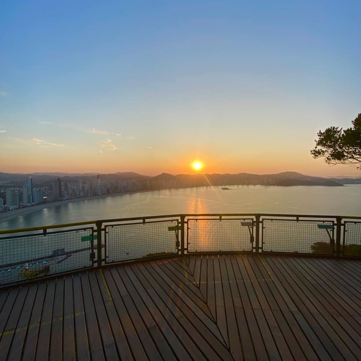 O Pôr do Sol de Cinema em BC: Como Encontrar a Melhor Visão no Mirante da Laranjeiras