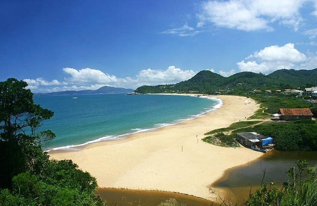 Praia do Estaleiro em Balneário Camboriú: O Santuário Ecológico que a Cidade Esconde