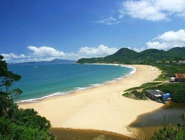 Praia do Estaleiro em Balneário Camboriú: O Santuário Ecológico que a Cidade Esconde